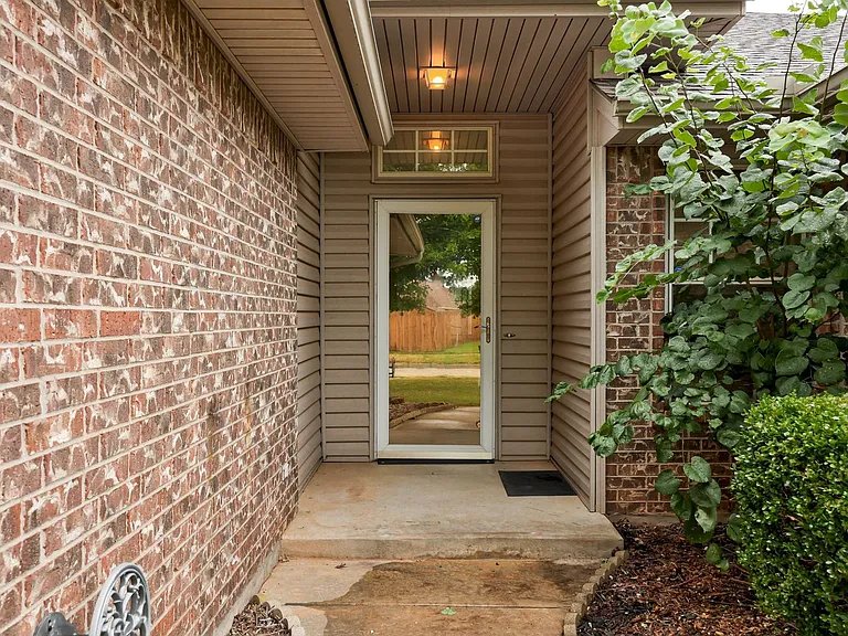 605 Eastview Dr — Photo 4