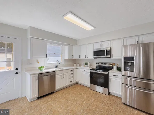 8121 Elizabeth Rd, Pasadena, MD 21122