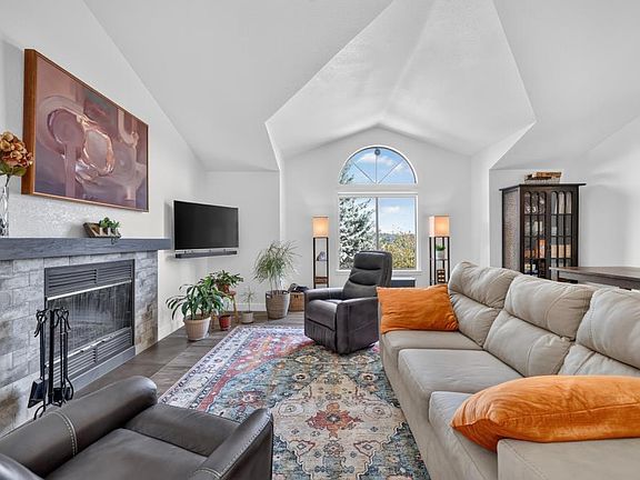 2nd image of 3063 Knollwood Dr