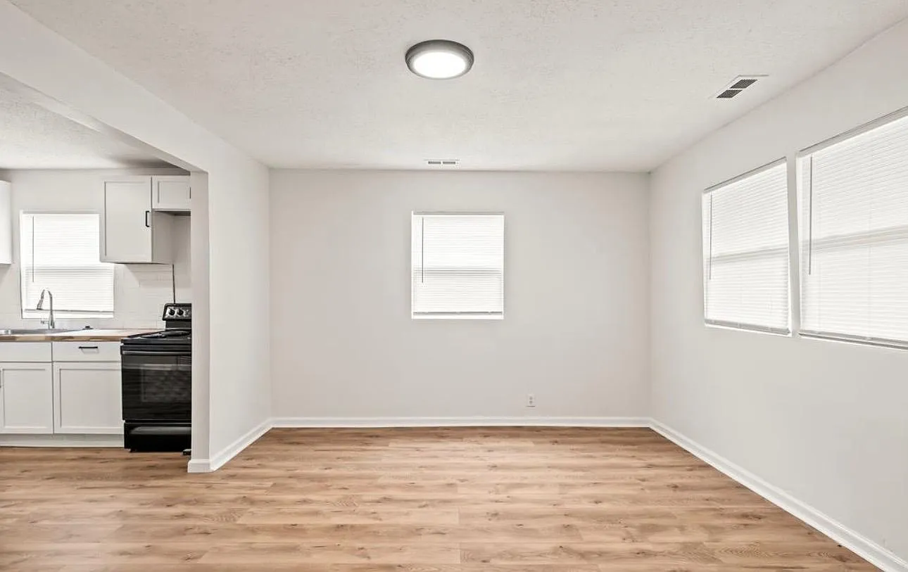 2941 Stuart St — Photo 2