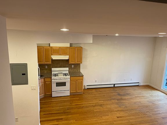 4th image of 20-20 Steinway St #2