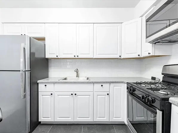 136 Suburbia Terrace image 4 of 7