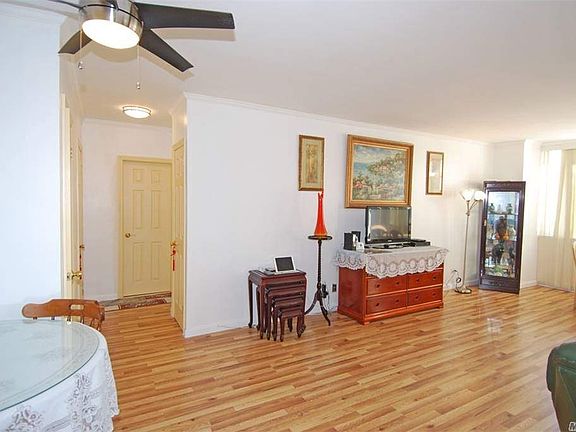 4th image of 27110 Grand Central Pkwy APT 3T
