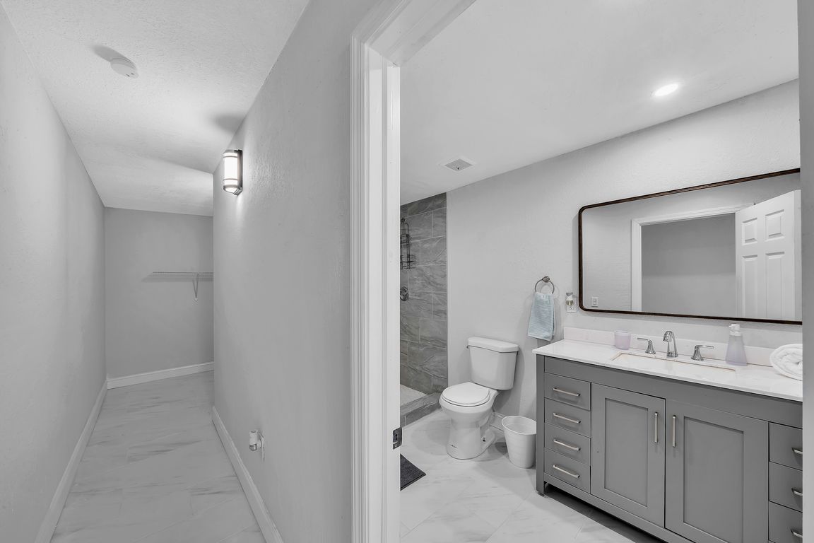 17 Primary Bedroom Suite (5)