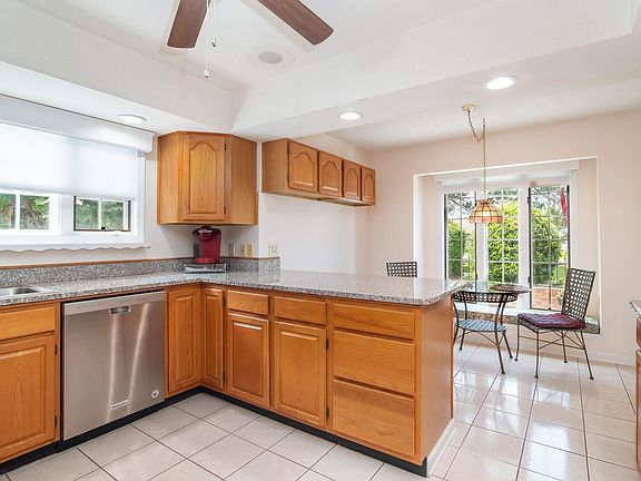 5th image of 302 Sunnehanna Dr.