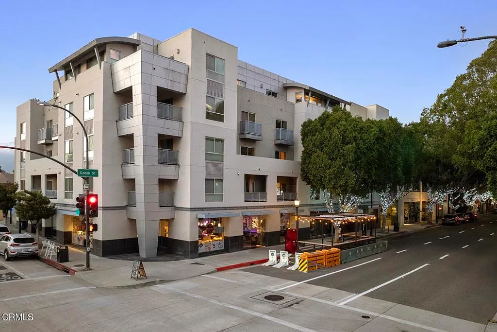1 bed, 1.0 bath, 910 sqft, $2,700 — Photo 1