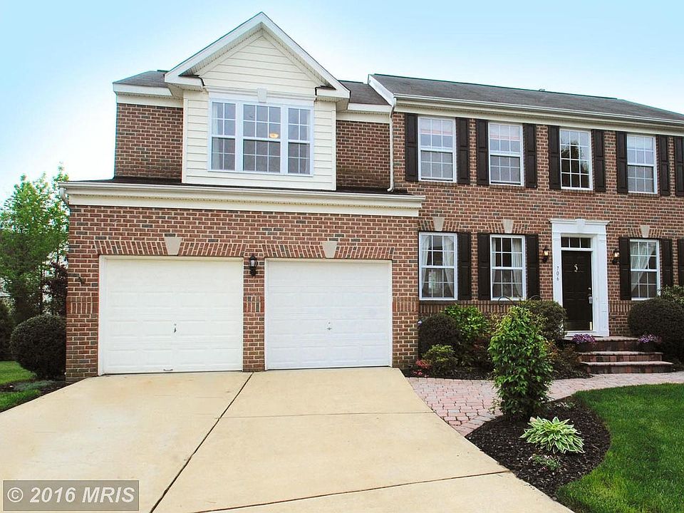 Wide Multi-Vehicle Driveway / 2-Car Garage