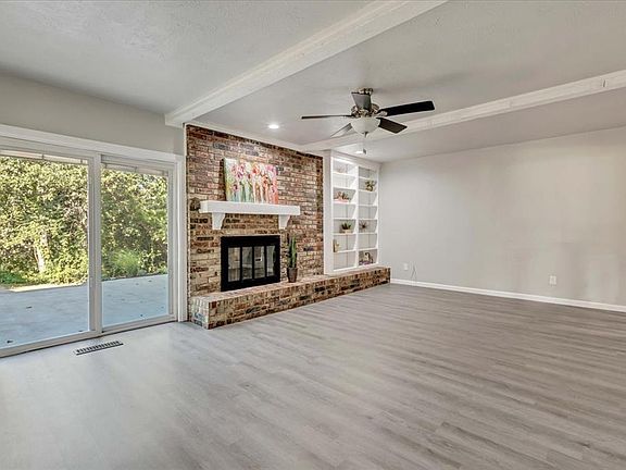 3rd image of 714 Pine Oak Dr