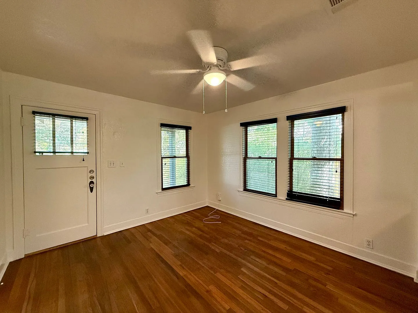 Charming 2/1 House in Hyde Park- Available for August! — Photo 3