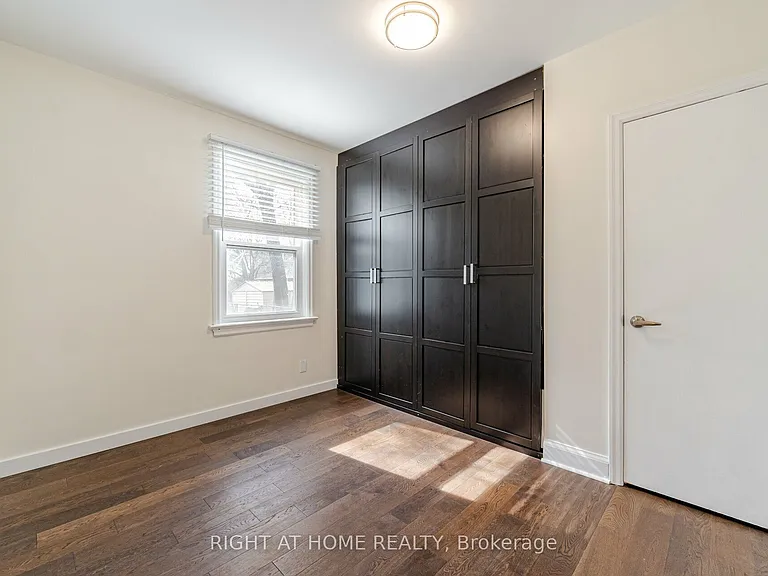 154 Martin Grove Rd — Photo 15