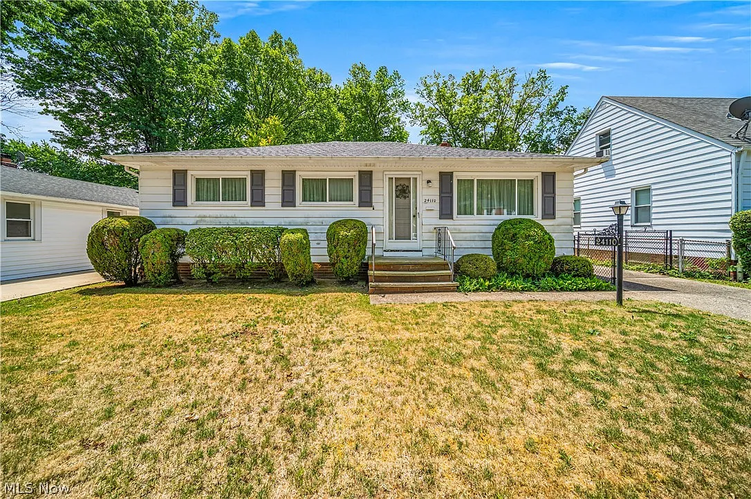 24110 Puritan Ave photo 1