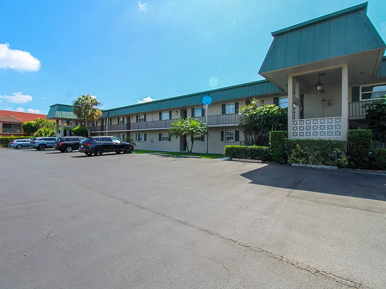 600 Valley Stream Dr #F9 — Photo 4