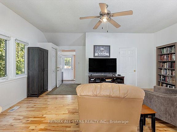 5th image of 27182 Woodbine Ave