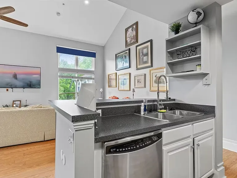 404 N Laurel Ave #42 — Photo 10
