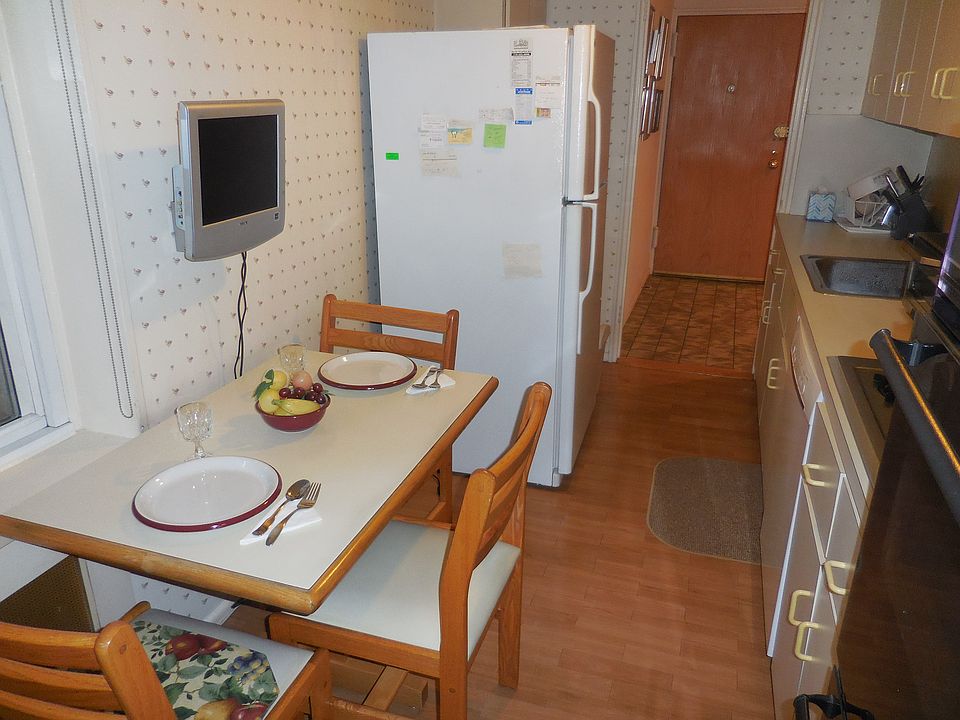 Eat-In Kitchen
