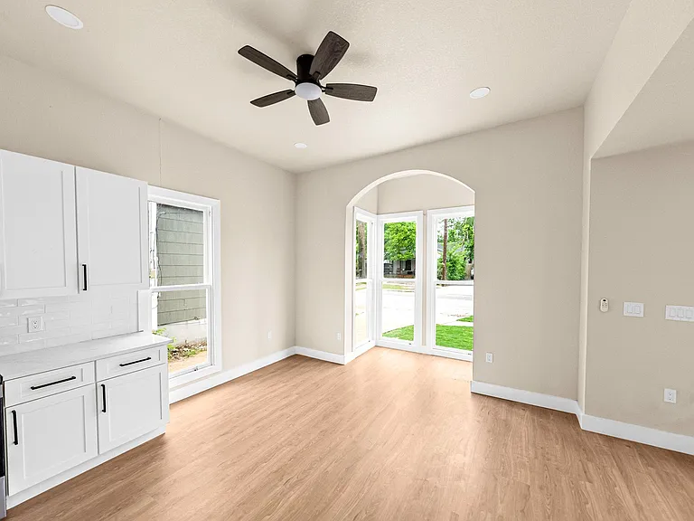 1122 N Pine St — Photo 6