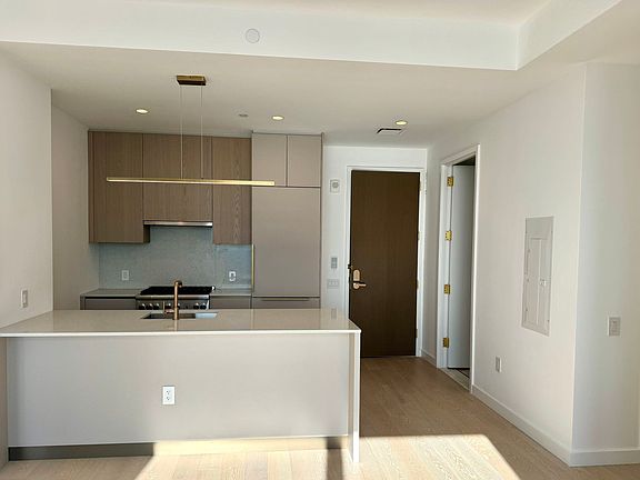 3rd image of 3 Court Sq #Penthouse 407