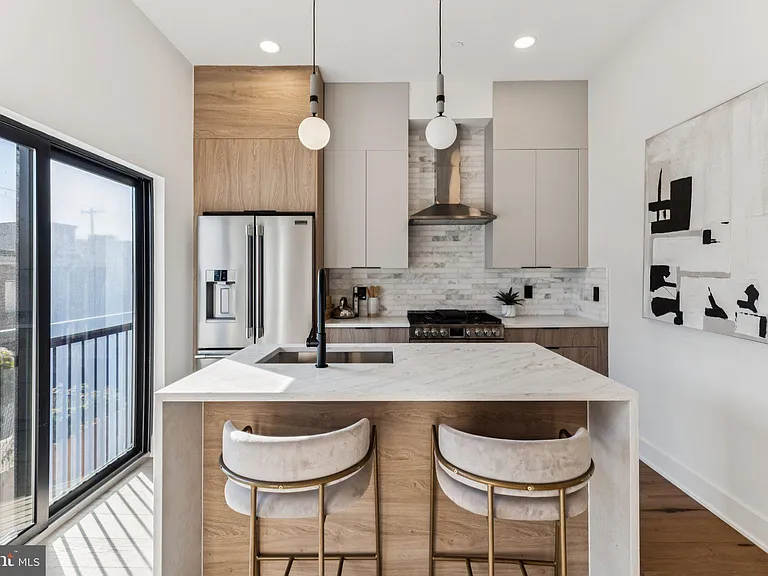739 N Capitol St — Photo 16