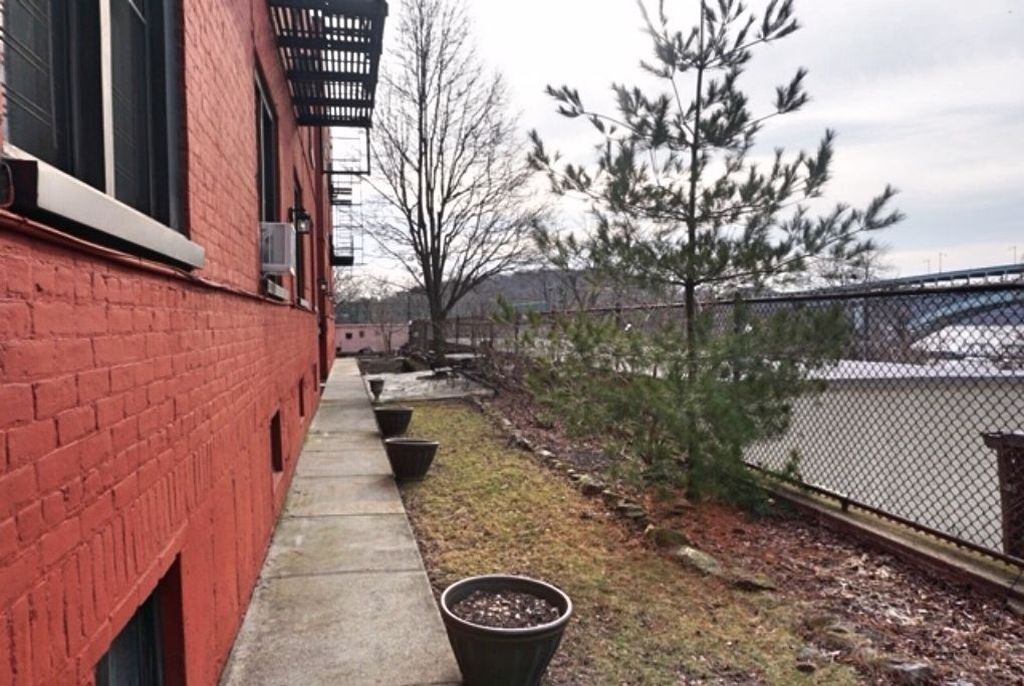 1 Bed 1 Bath Property, New York • 800 Sq Ft