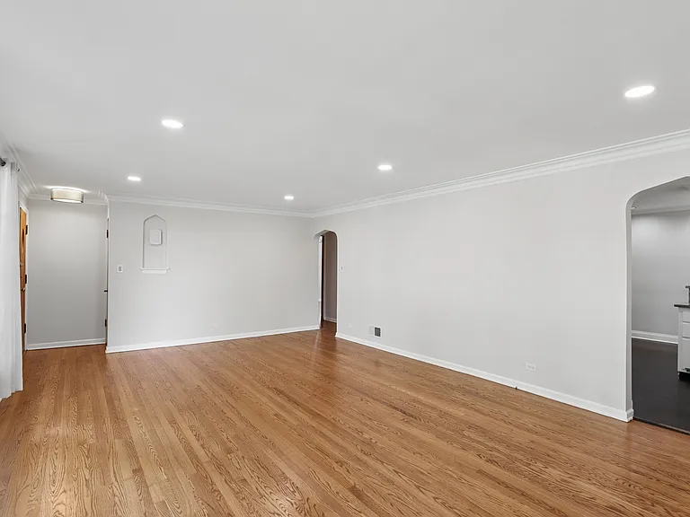 893 S Poplar Ave — Photo 4
