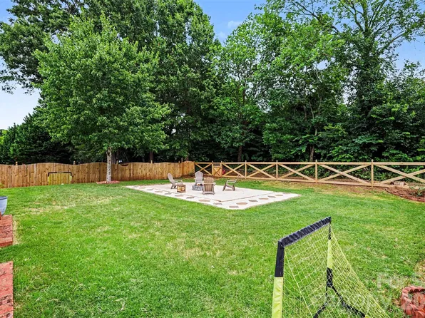 8728 Fieldcroft Dr, Charlotte, NC 28277