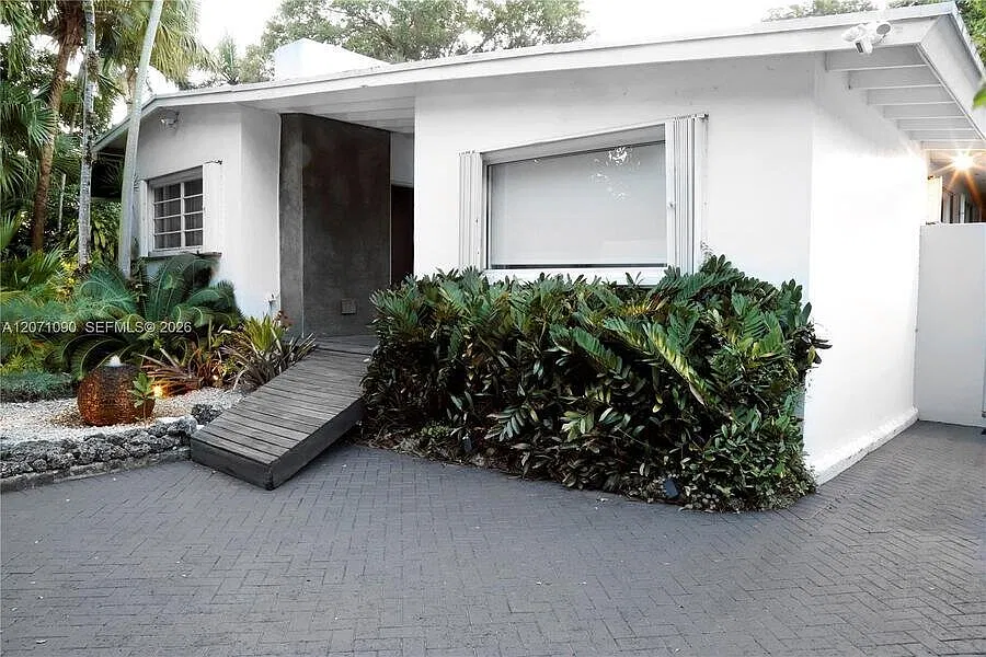 5 bed, 3160 sqft, $16,000 — Photo 2