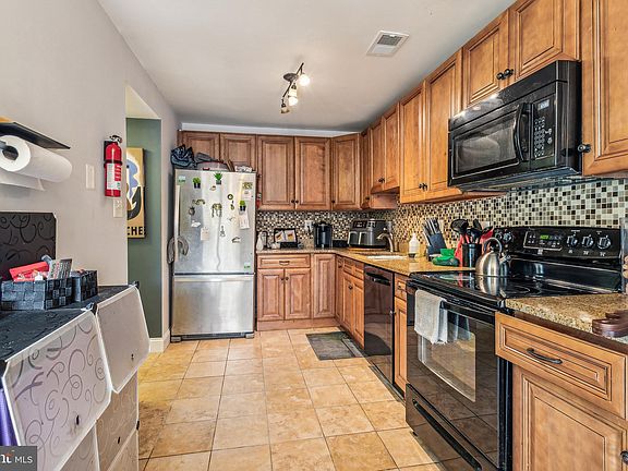 2nd image of 68 Cable Hollow Way #37-3