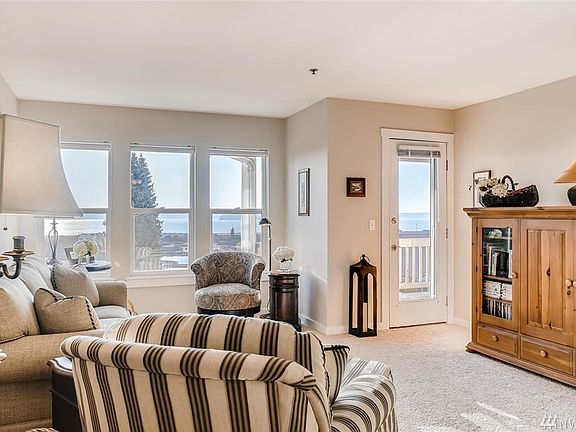 More views from the living room.