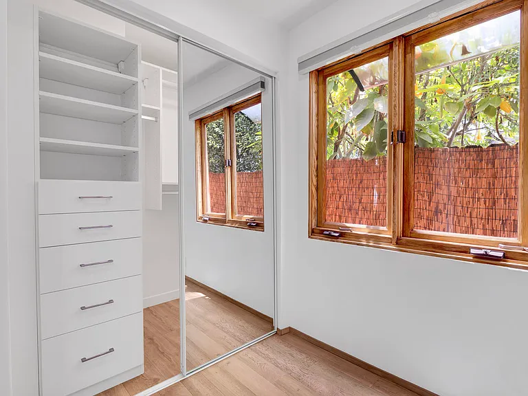 1138 1/2 Poinsettia Pl — Photo 14