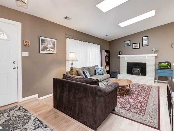 4th image of 352 Hillwood Ct