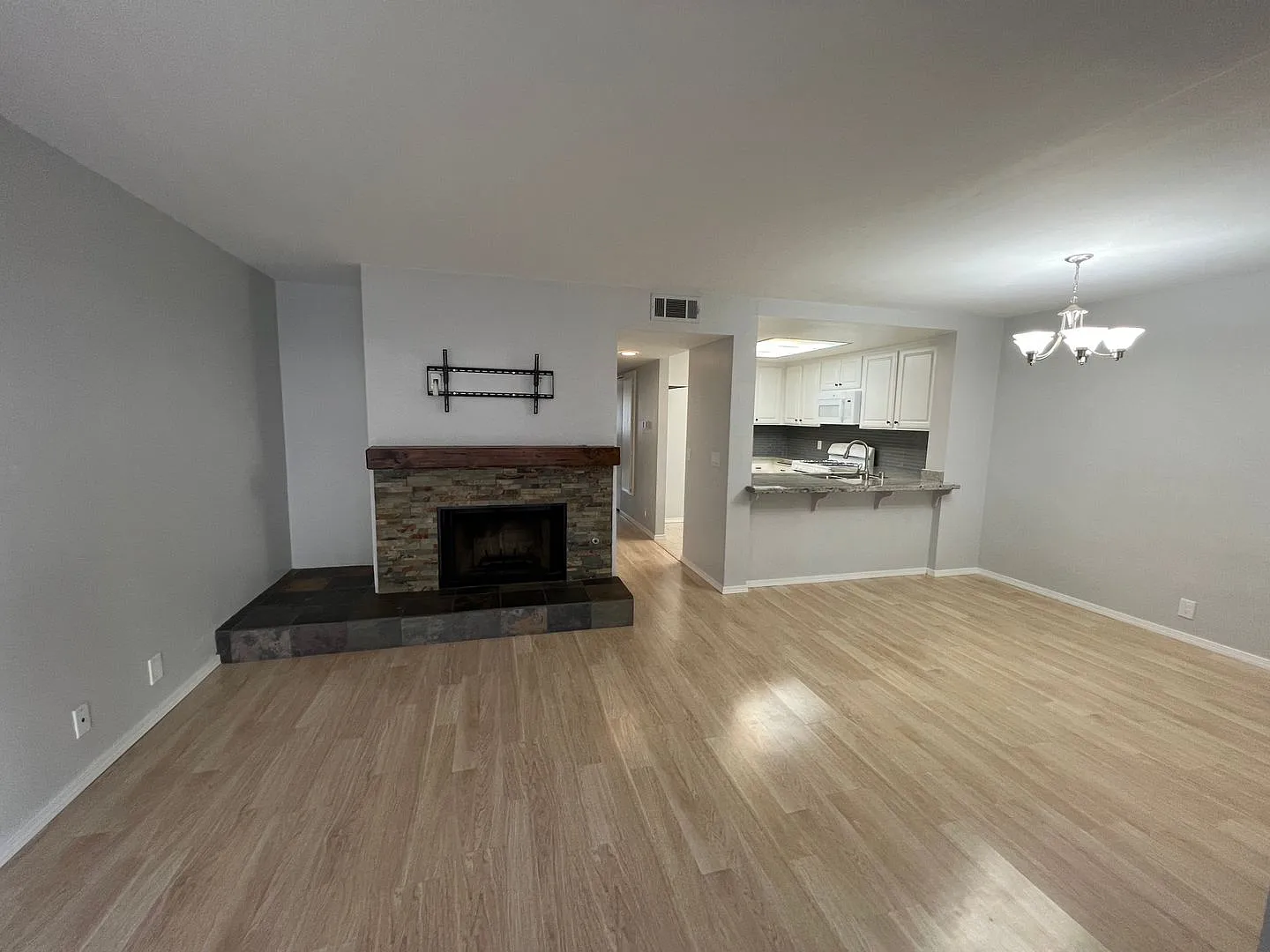 Cute Condo in Central Camarillo — Photo 2