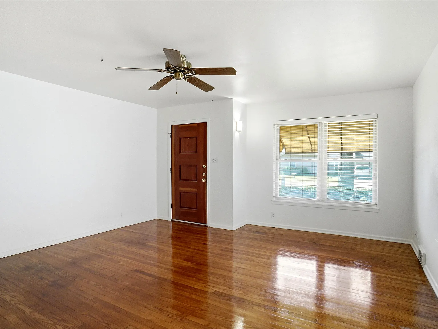 4 bed, 1734 sqft, $2,400 — Photo 4
