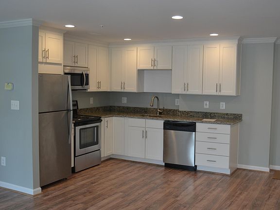 3rd image of 107 Loudoun St SW #203