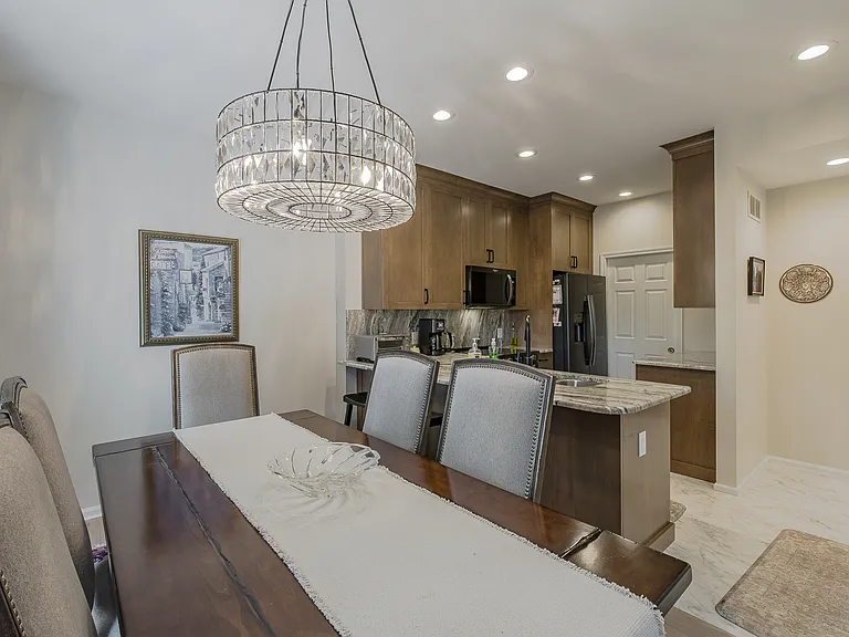 300 Stratford Ln #300 — Photo 27
