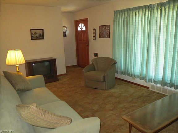 5th image of 19307 Hipple Ave