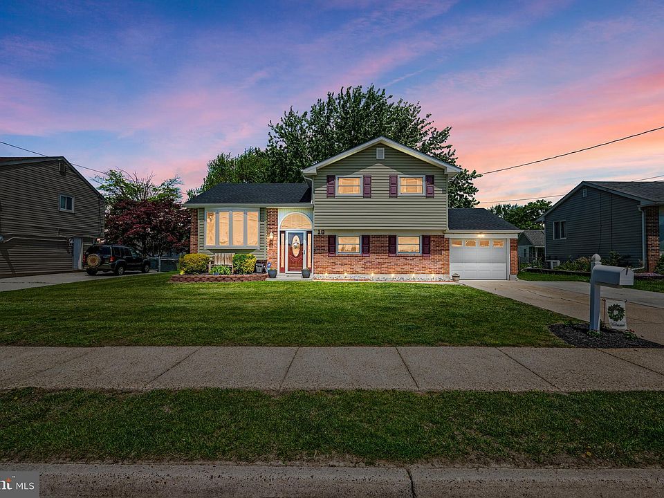 1st image of 18 Canterbury Dr