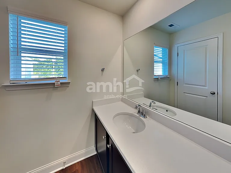 719 Carnaby Ln — Photo 16