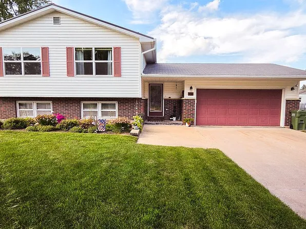 106 8th Ave NW, Dyersville, IA 52040