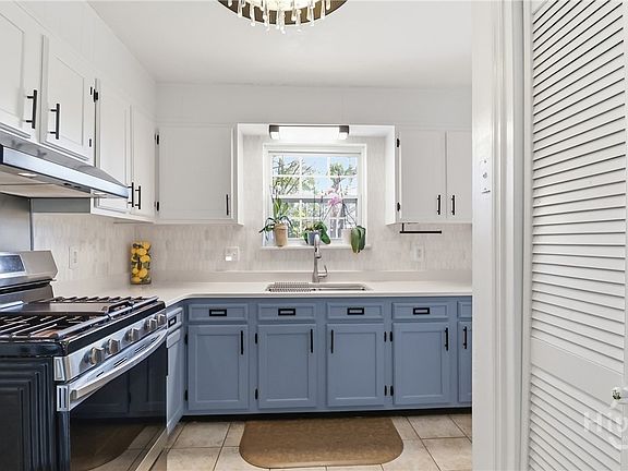 5th image of 220 Pinecrest Place