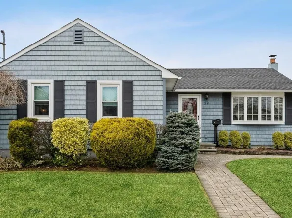 28 Nehring Avenue, Babylon, NY 11702