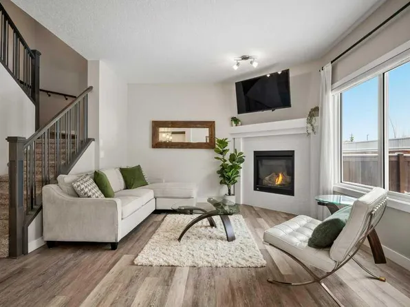 183 W Kinniburgh Rd, Chestermere, AB T1X 0T8