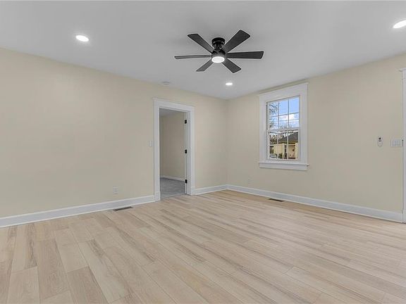4th image of 641 33rd St