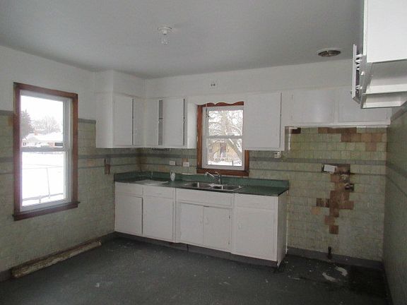 3rd image of 15342 Winchester Ave