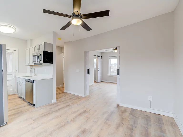 (370) 2526-30 Bellevue — Photo 18