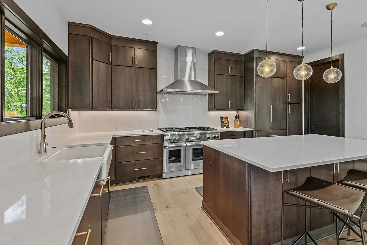 4 bed, 4.5 bath, 3267 sqft, $40,000 — Photo 3