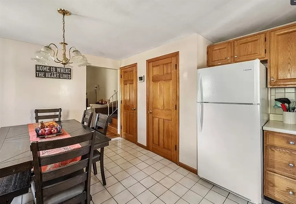 4 bed, 2.0 bath, 1399 sqft, $4,200 — Photo 4