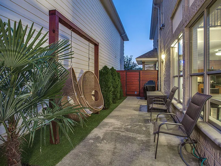 2548 Wedglea Dr — Photo 3