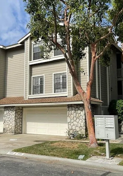 923 Lotus Cir — Photo 2