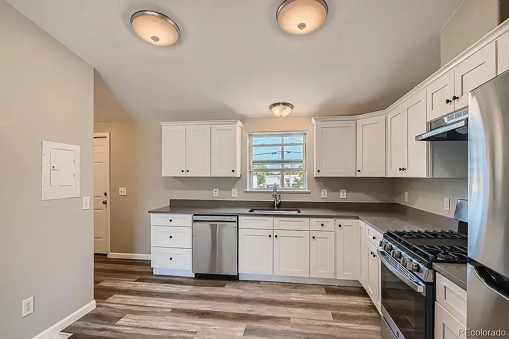 970 Moss St — Photo 1