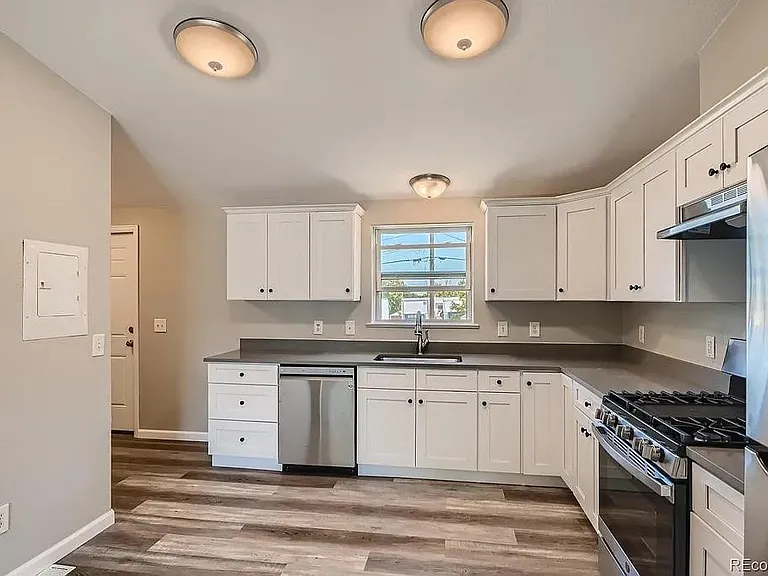 970 Moss St — Photo 1